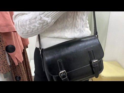 ❤️ Публічна мастурбація молодої сучки FeralBerry фалоімітатором у примірочній Порно у нас